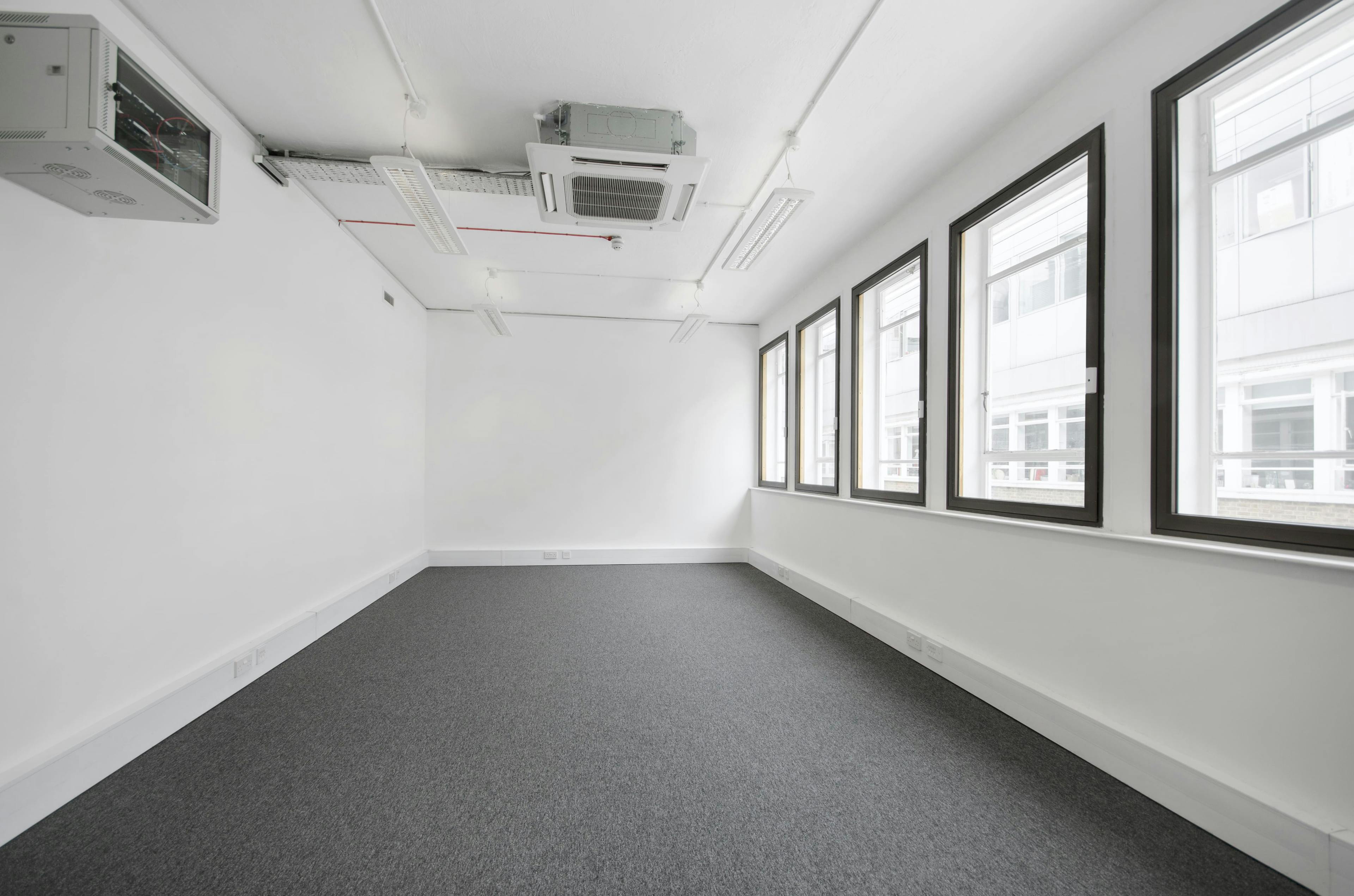 Brentford - 21 Person Office- Great West Road