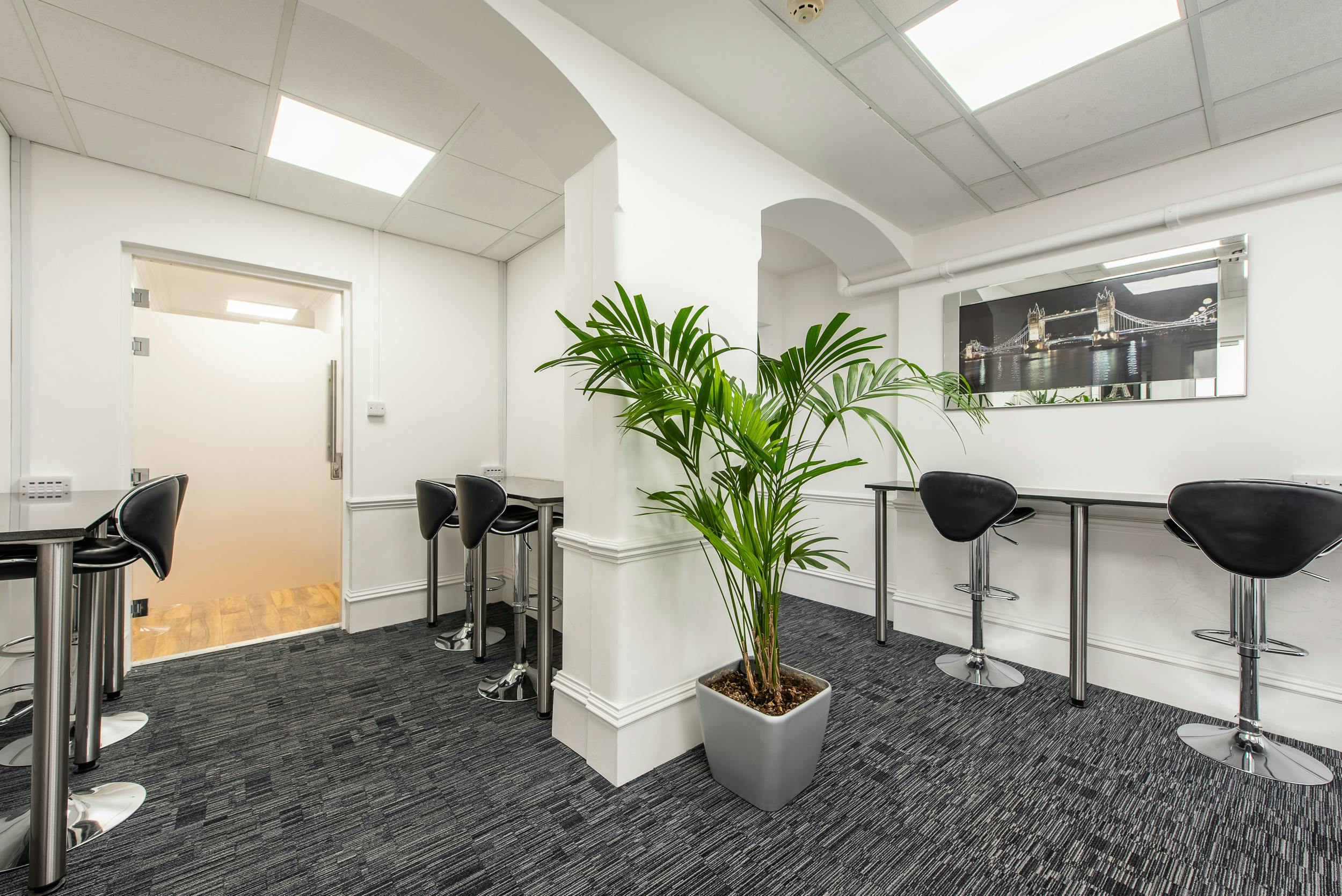 Holborn – 20 Person Office + Private Meeting Room – Lincolns Inn Fields