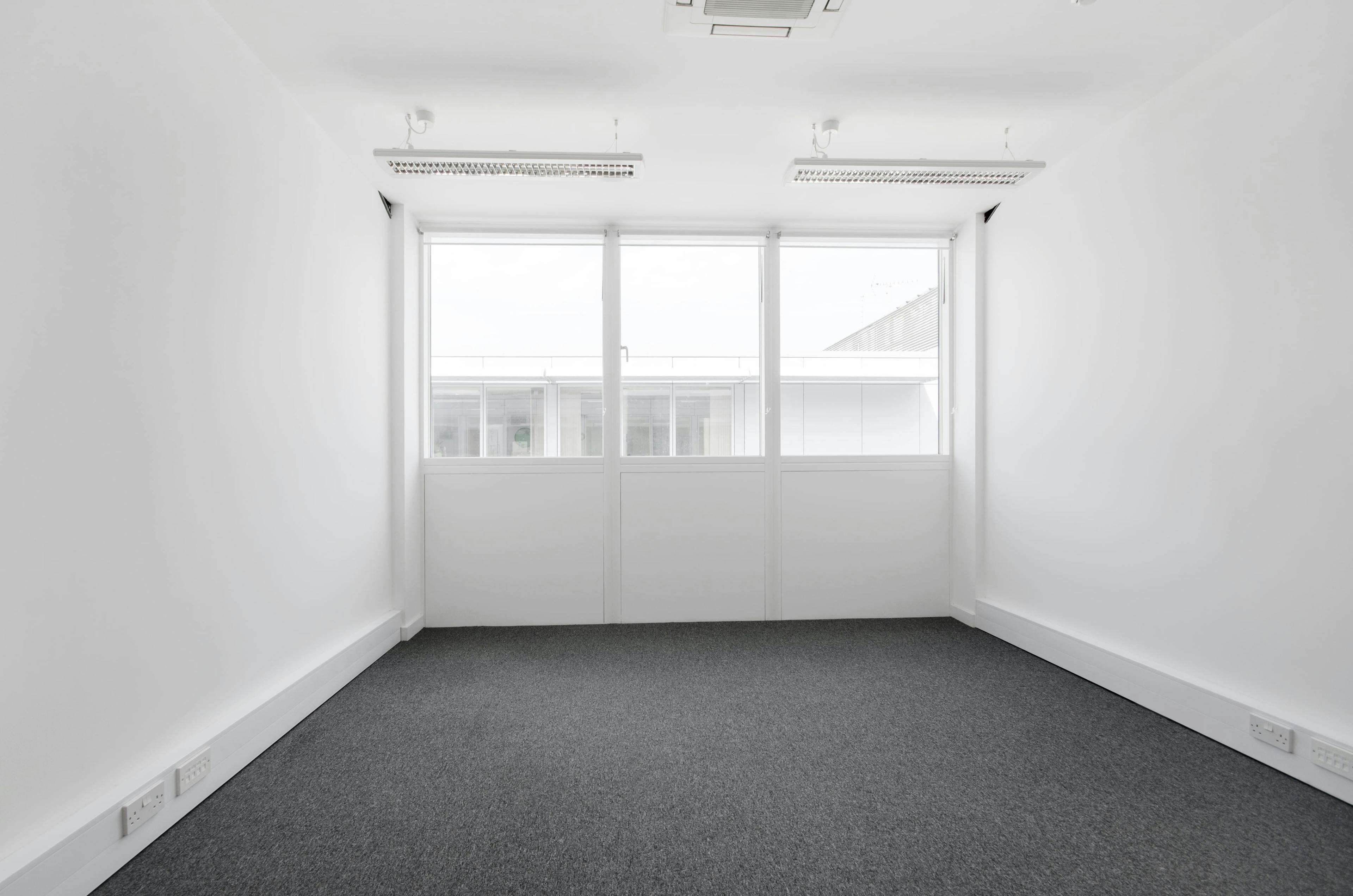 Brentford - 21 Person Office- Great West Road